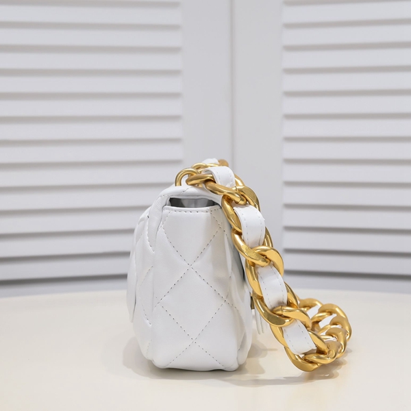 シャネルバッグ背面デザイン